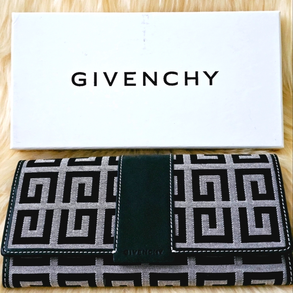 ❣️Givenchy Monogram Continental Wallet❣️